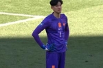 人麻了！国足开场9分钟连丢两球，颜骏凌一脸无奈叉腰摇头