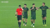 半场哨响后浙江队员围着投诉！主裁回看VAR后认定无点球