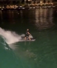 他还是那么爱冲浪！库尼亚在巴西人造波浪上夜间冲浪🏄&zwj;♂️