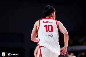 对比强烈！中国男篮首节抢16个篮板&其中10个前板 沙特一共5篮板