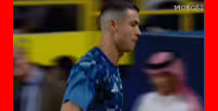 比赛将于10分钟后开始！C罗目前与队友正在球场热身
